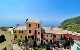 Framura, Ampio appartamento con terrazzo vista mare